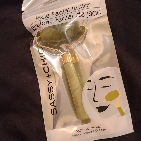 Jade Facial Roller with 7 Face Masks - Picture 4 of 4